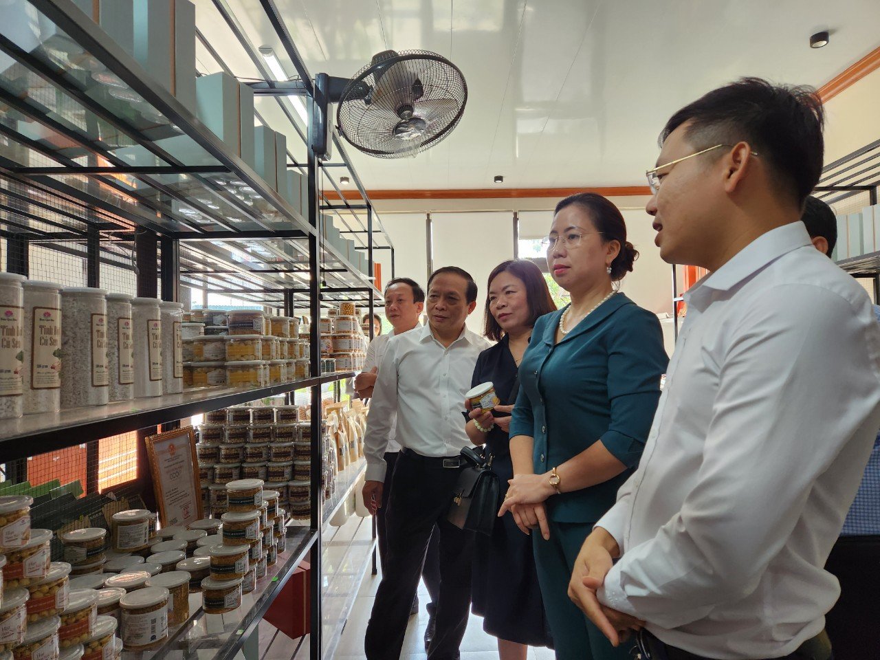 Phó Chủ tịch T.Ư Hội Nông dân Việt Nam Bùi Thị Thơm thăm một cơ sở sản xuất sản phẩm OCOP đạt chất lượng sao của nông dân Nghệ An. Ảnh: Bùi Ánh